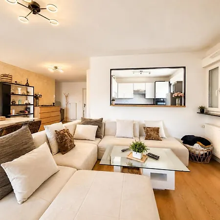 Lejlighed Stylish 2- Bedroom - Terrace - Free Parking -5min Basel Airport *