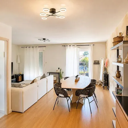 Stylish 2- Bedroom - Terrace - Free Parking -5min Basel Airport *