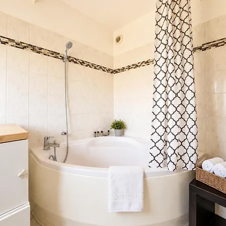 Stylish 2- Bedroom - Terrace - Free Parking -5min Basel Airport