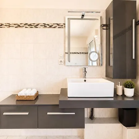 Lejlighed Stylish 2- Bedroom - Terrace - Free Parking -5min Basel Airport *